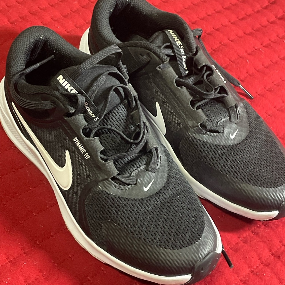 Nike Black and White Athletic Running Shoes
